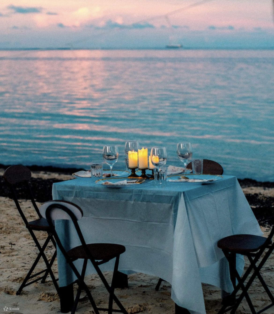 5 Ideas de Cena Romántica en la Playa para una Noche Inolvidable 5 Ideas de Cena Romántica en la Playa para una Noche Inolvidable